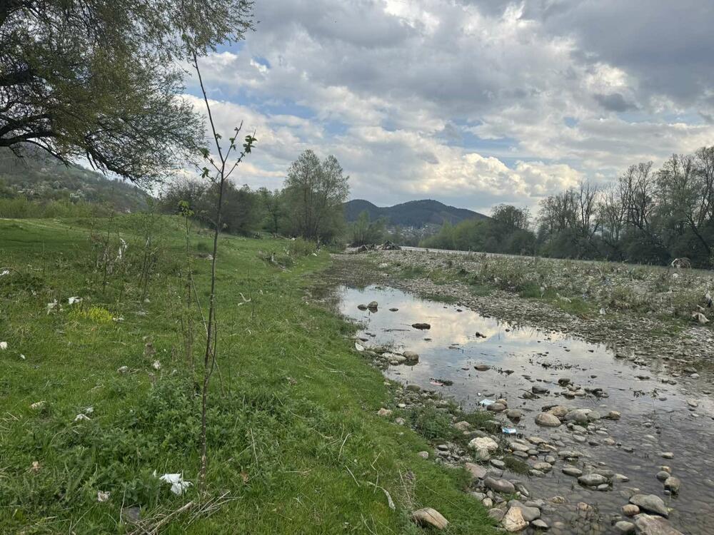 Dio pejzaža omiljenog izletišta Bjelopoljaca zatrpan otpadom od...