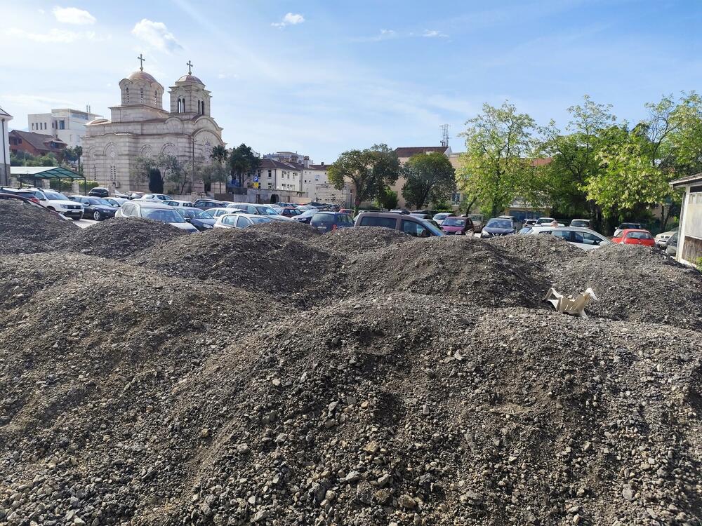 Umjesto auta parkiran strugani asfalt: Parking servis Tivat još...