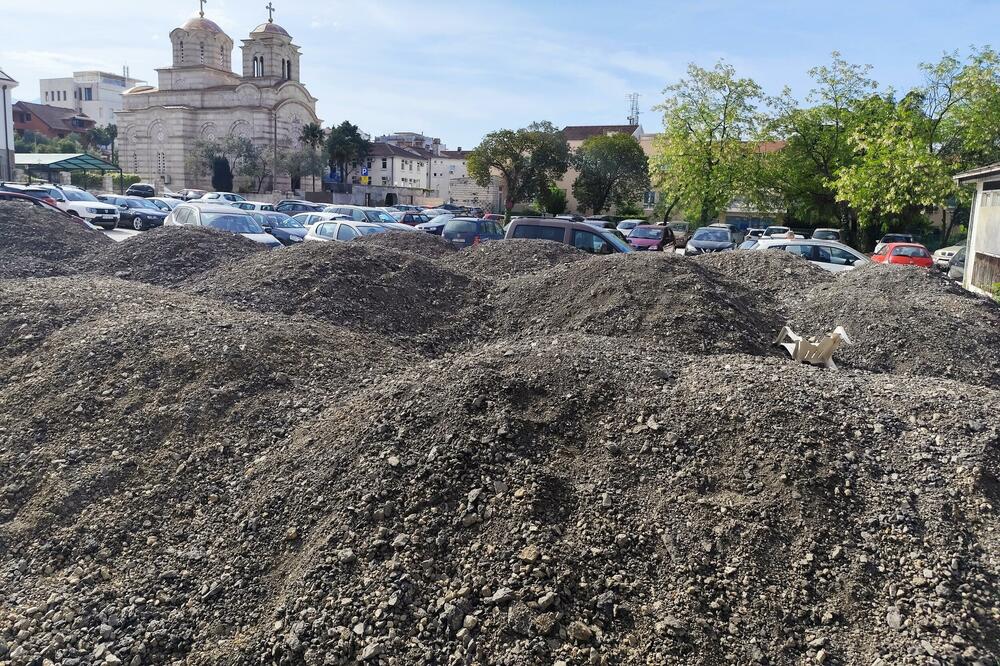Strugani asfalt na parkingu, Foto: Siniša Luković