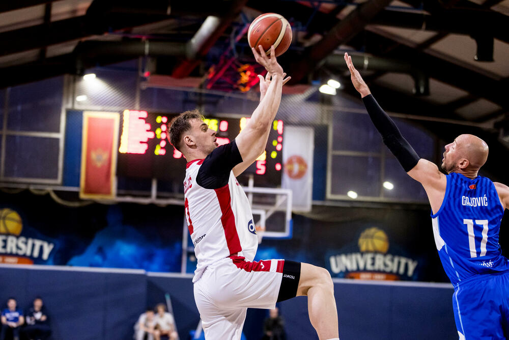 <p>SC Derbi pobijedio Sutjesku 102:84 u prvom meču polufinalne serije Prve A košarkaške lige Crne Gore. Sjutra Budućnost - Mornar (18 h)</p>