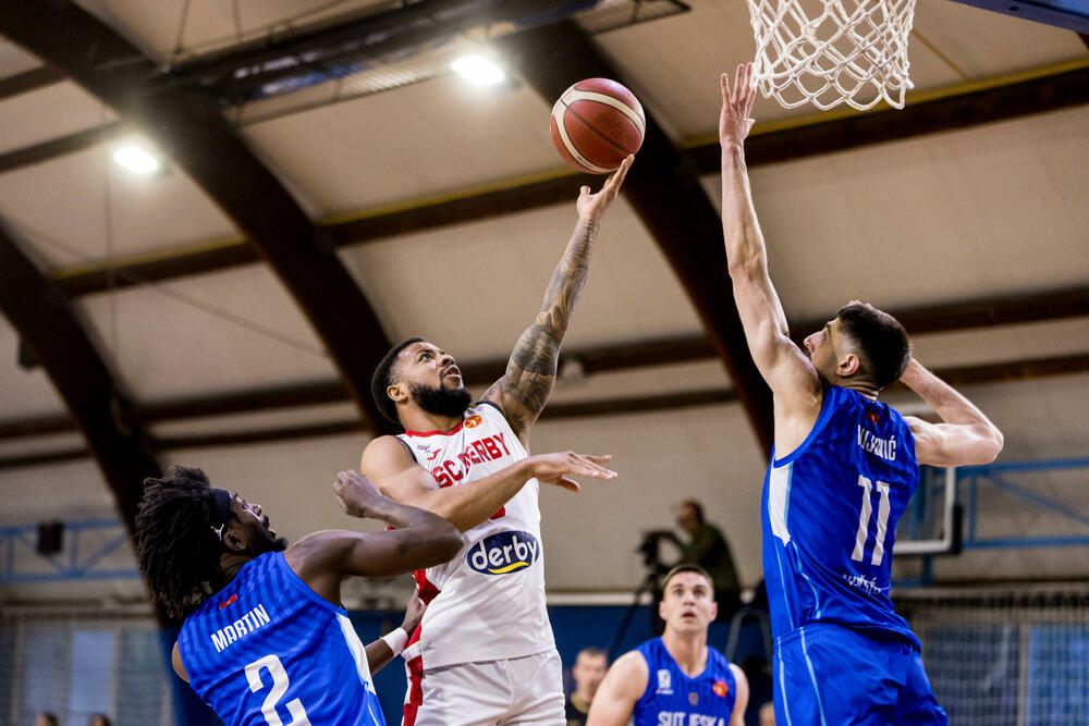 <p>SC Derbi pobijedio Sutjesku 102:84 u prvom meču polufinalne serije Prve A košarkaške lige Crne Gore. Sjutra Budućnost - Mornar (18 h)</p>