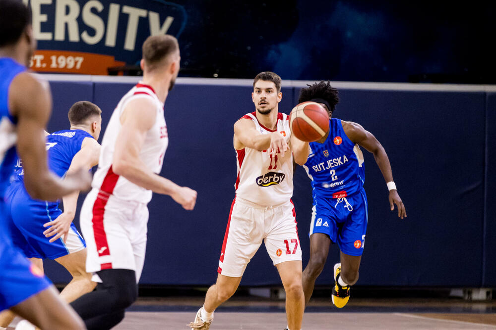 <p>SC Derbi pobijedio Sutjesku 102:84 u prvom meču polufinalne serije Prve A košarkaške lige Crne Gore. Sjutra Budućnost - Mornar (18 h)</p>