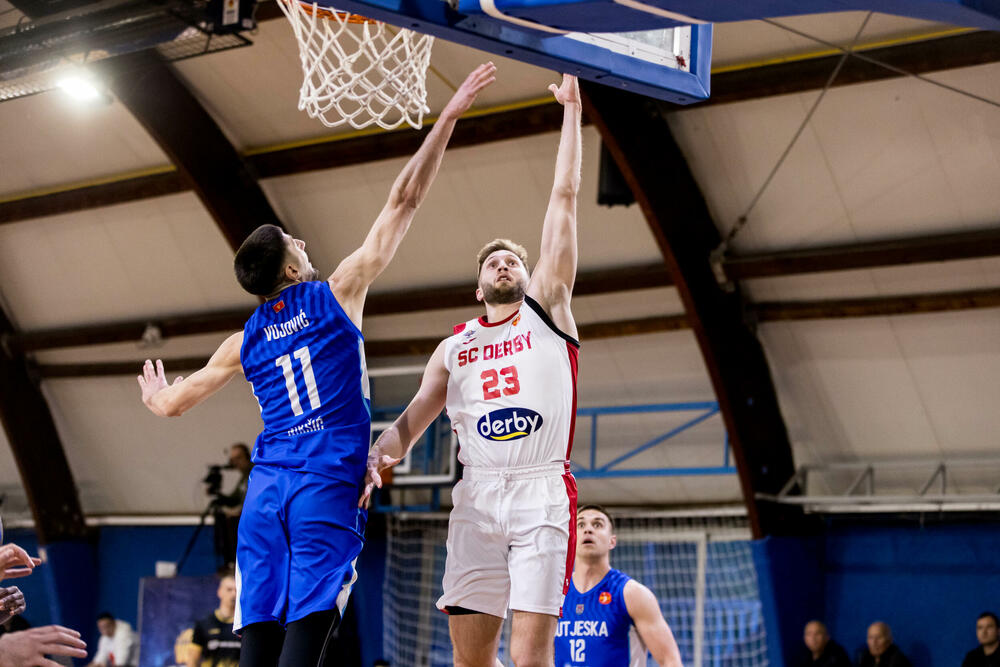 <p>SC Derbi pobijedio Sutjesku 102:84 u prvom meču polufinalne serije Prve A košarkaške lige Crne Gore. Sjutra Budućnost - Mornar (18 h)</p>