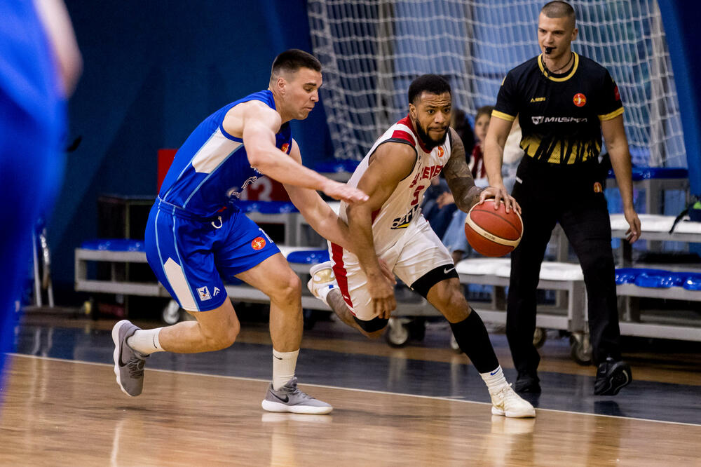 <p>SC Derbi pobijedio Sutjesku 102:84 u prvom meču polufinalne serije Prve A košarkaške lige Crne Gore. Sjutra Budućnost - Mornar (18 h)</p>