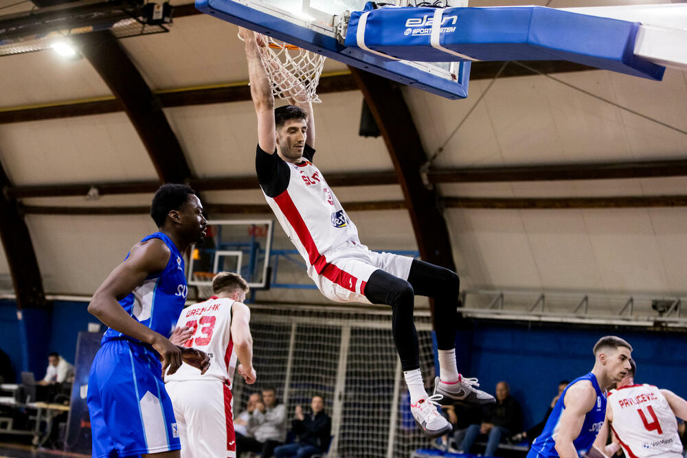 <p>SC Derbi pobijedio Sutjesku 102:84 u prvom meču polufinalne serije Prve A košarkaške lige Crne Gore. Sjutra Budućnost - Mornar (18 h)</p>