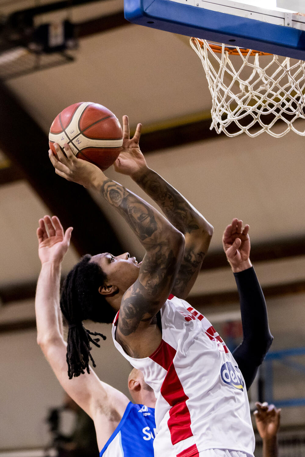 <p>SC Derbi pobijedio Sutjesku 102:84 u prvom meču polufinalne serije Prve A košarkaške lige Crne Gore. Sjutra Budućnost - Mornar (18 h)</p>