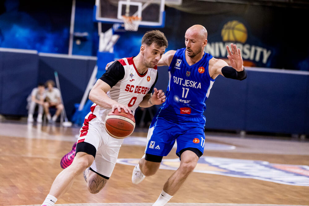 <p>SC Derbi pobijedio Sutjesku 102:84 u prvom meču polufinalne serije Prve A košarkaške lige Crne Gore. Sjutra Budućnost - Mornar (18 h)</p>