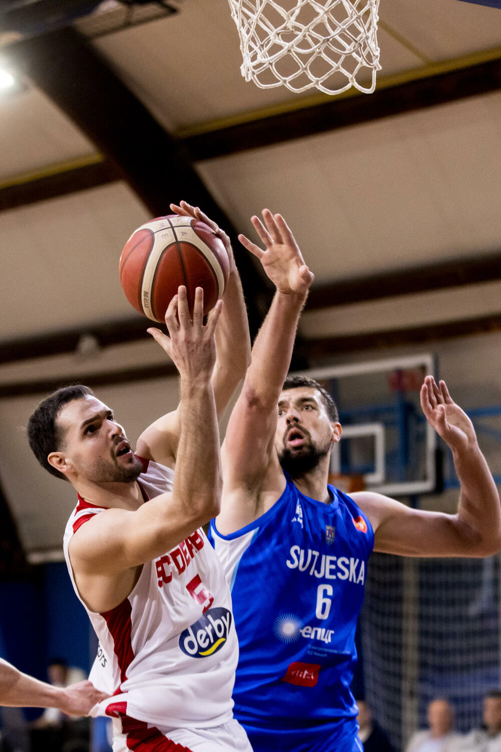 <p>SC Derbi pobijedio Sutjesku 102:84 u prvom meču polufinalne serije Prve A košarkaške lige Crne Gore. Sjutra Budućnost - Mornar (18 h)</p>