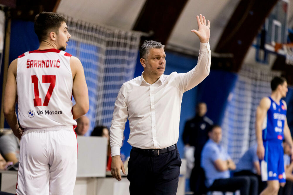 <p>SC Derbi pobijedio Sutjesku 102:84 u prvom meču polufinalne serije Prve A košarkaške lige Crne Gore. Sjutra Budućnost - Mornar (18 h)</p>