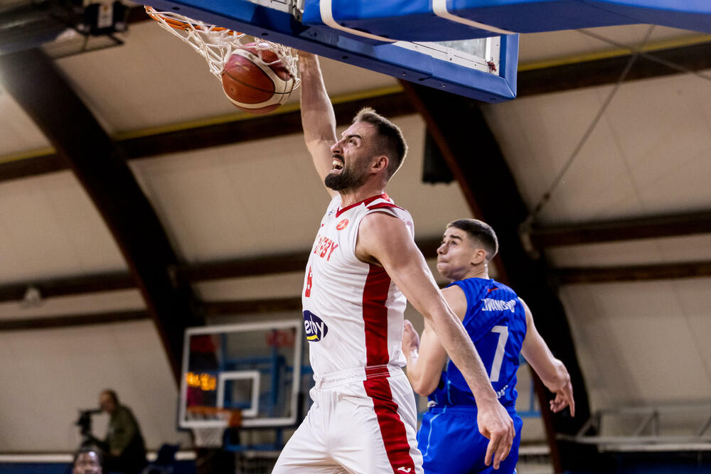 <p>SC Derbi pobijedio Sutjesku 102:84 u prvom meču polufinalne serije Prve A košarkaške lige Crne Gore. Sjutra Budućnost - Mornar (18 h)</p>