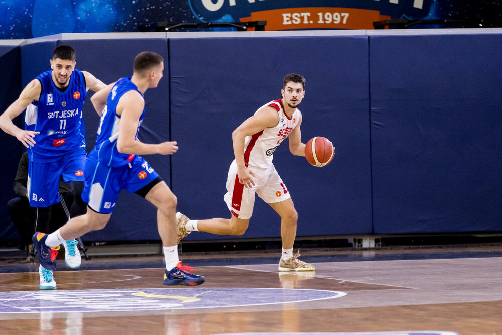 <p>SC Derbi pobijedio Sutjesku 102:84 u prvom meču polufinalne serije Prve A košarkaške lige Crne Gore. Sjutra Budućnost - Mornar (18 h)</p>