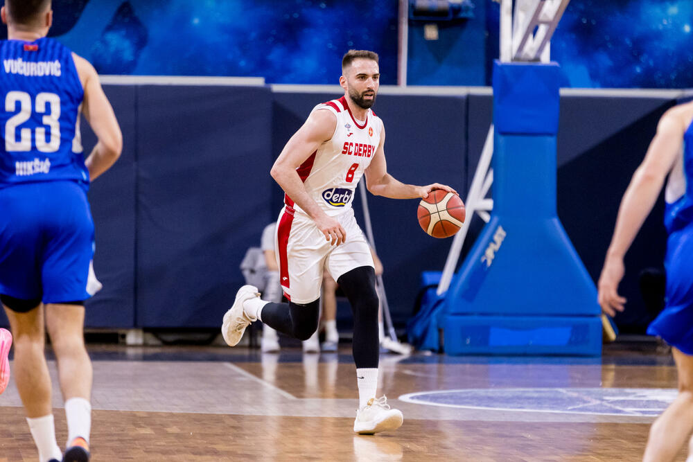 <p>SC Derbi pobijedio Sutjesku 102:84 u prvom meču polufinalne serije Prve A košarkaške lige Crne Gore. Sjutra Budućnost - Mornar (18 h)</p>