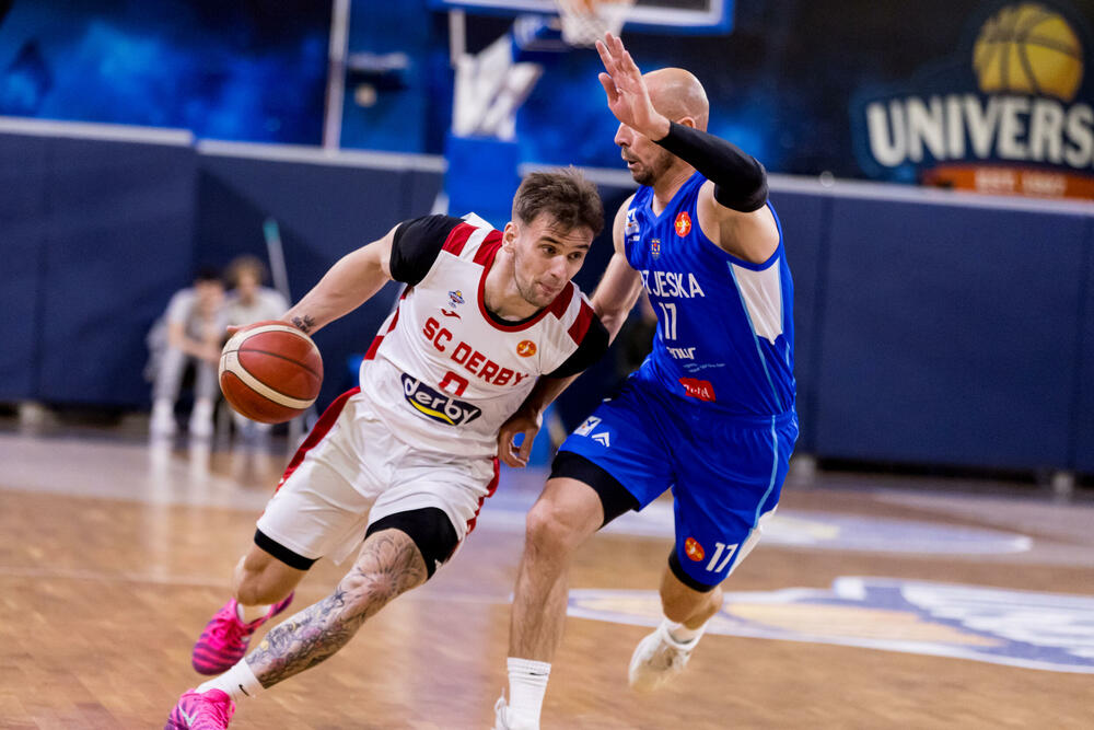 <p>SC Derbi pobijedio Sutjesku 102:84 u prvom meču polufinalne serije Prve A košarkaške lige Crne Gore. Sjutra Budućnost - Mornar (18 h)</p>