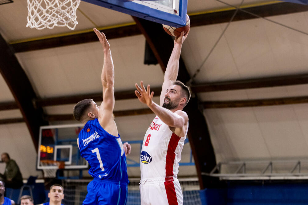 <p>SC Derbi pobijedio Sutjesku 102:84 u prvom meču polufinalne serije Prve A košarkaške lige Crne Gore. Sjutra Budućnost - Mornar (18 h)</p>