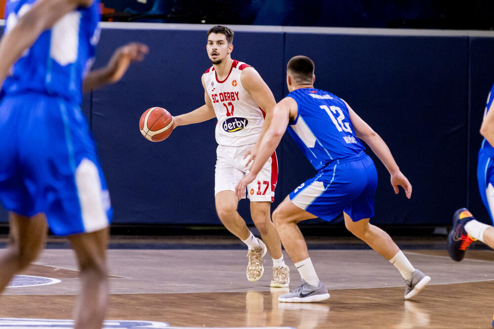 <p>SC Derbi pobijedio Sutjesku 102:84 u prvom meču polufinalne serije Prve A košarkaške lige Crne Gore. Sjutra Budućnost - Mornar (18 h)</p>