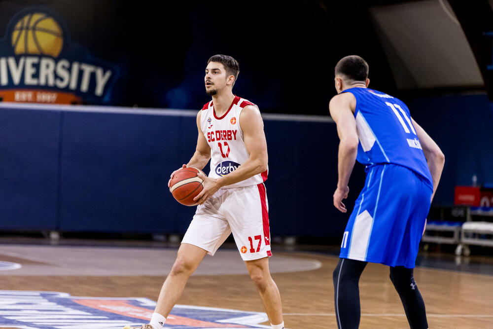 <p>SC Derbi pobijedio Sutjesku 102:84 u prvom meču polufinalne serije Prve A košarkaške lige Crne Gore. Sjutra Budućnost - Mornar (18 h)</p>