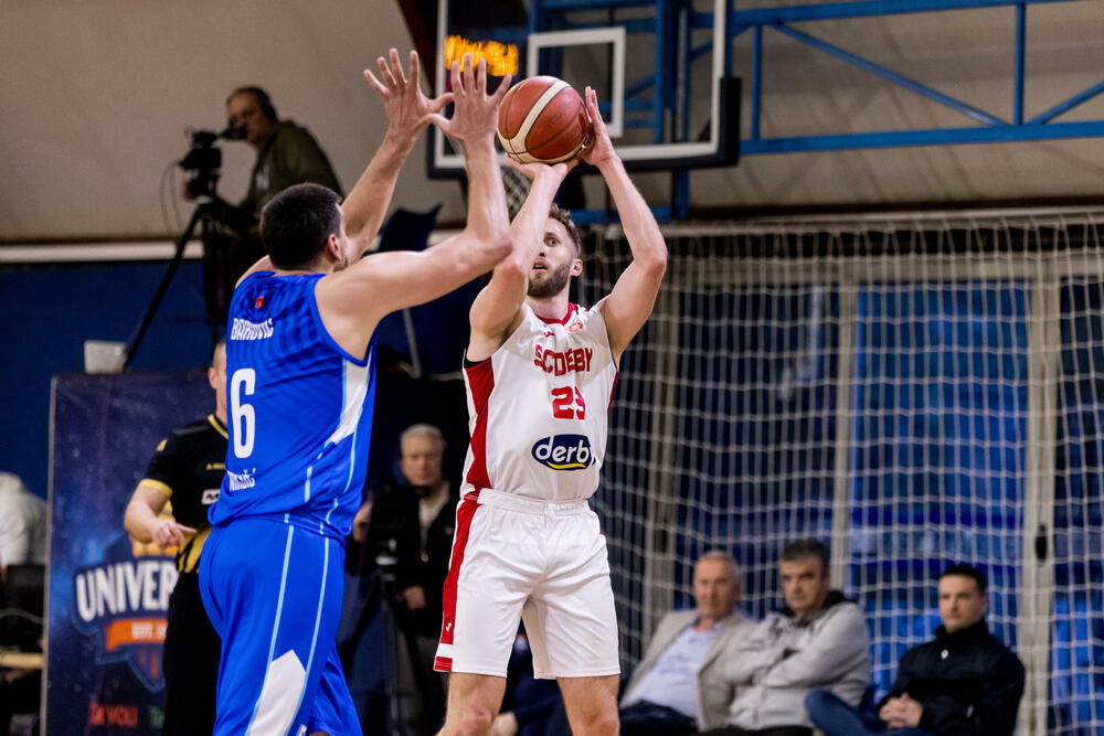 <p>SC Derbi pobijedio Sutjesku 102:84 u prvom meču polufinalne serije Prve A košarkaške lige Crne Gore. Sjutra Budućnost - Mornar (18 h)</p>