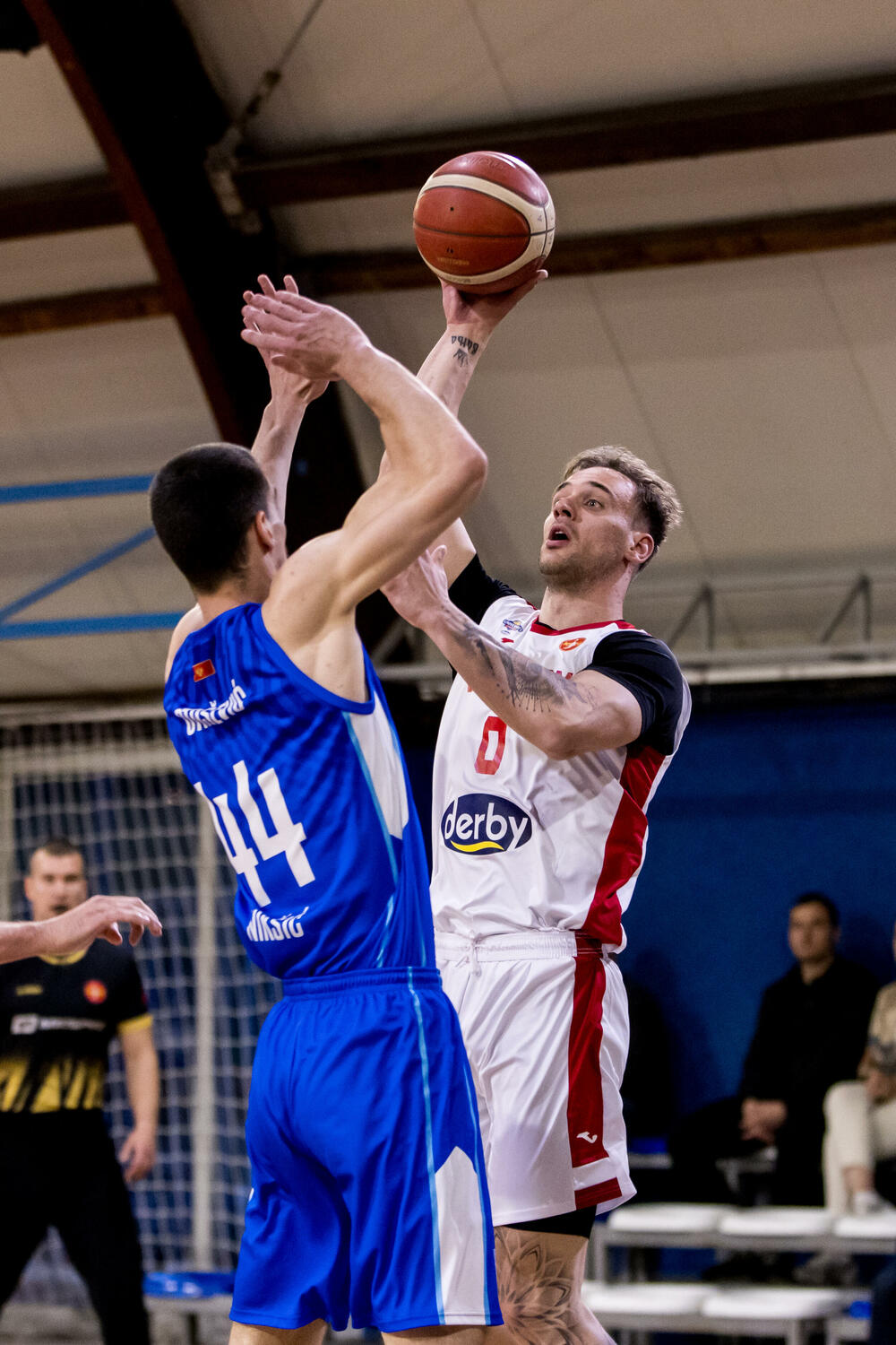 <p>SC Derbi pobijedio Sutjesku 102:84 u prvom meču polufinalne serije Prve A košarkaške lige Crne Gore. Sjutra Budućnost - Mornar (18 h)</p>