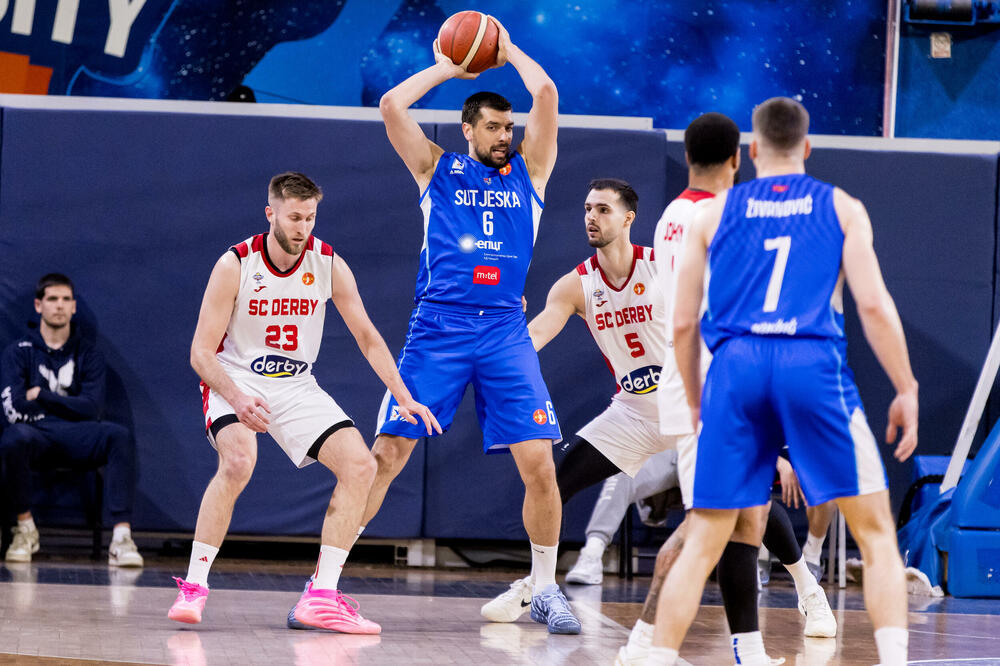 <p>SC Derbi pobijedio Sutjesku 102:84 u prvom meču polufinalne serije Prve A košarkaške lige Crne Gore. Sjutra Budućnost - Mornar (18 h)</p>