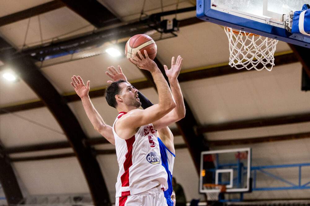 <p>SC Derbi pobijedio Sutjesku 102:84 u prvom meču polufinalne serije Prve A košarkaške lige Crne Gore. Sjutra Budućnost - Mornar (18 h)</p>