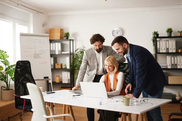 Unscheinbare Ungleichheiten am Arbeitsplatz: Kleine Gesten, die etwas bewirken...
