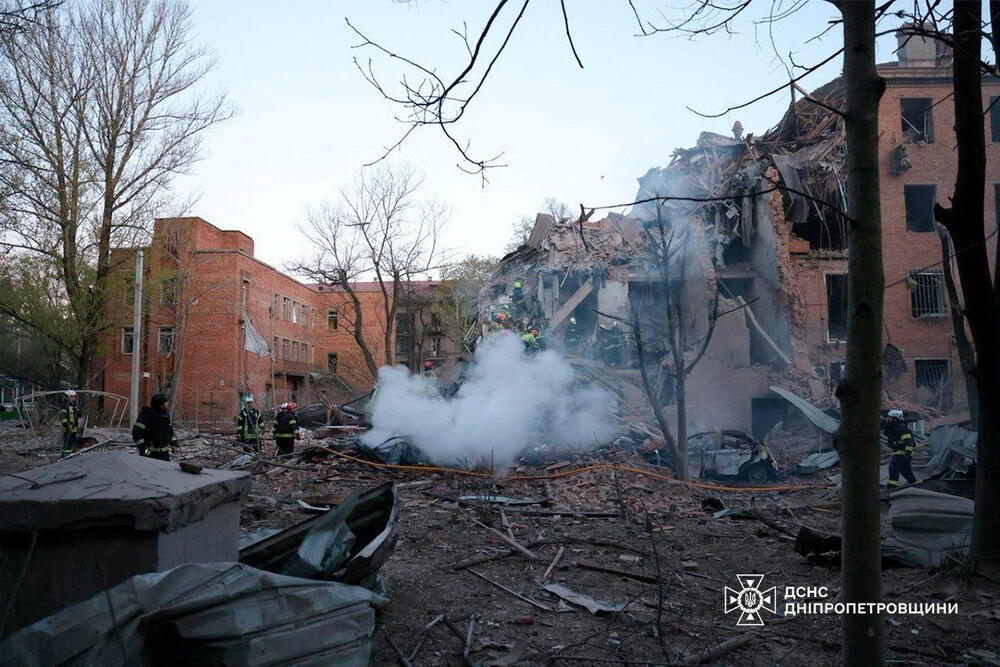 <p>Dva tijela izvučena su iz zgrade pogođene ruskim udarom u Dnjepru, rekao je regionalni guverner Oleksandr Hanža, dodajući da bi još pet osoba moglo biti zarobljeno u ruševinama</p>