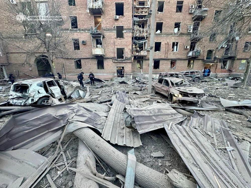 <p>Dva tijela izvučena su iz zgrade pogođene ruskim udarom u Dnjepru, rekao je regionalni guverner Oleksandr Hanža, dodajući da bi još pet osoba moglo biti zarobljeno u ruševinama</p>