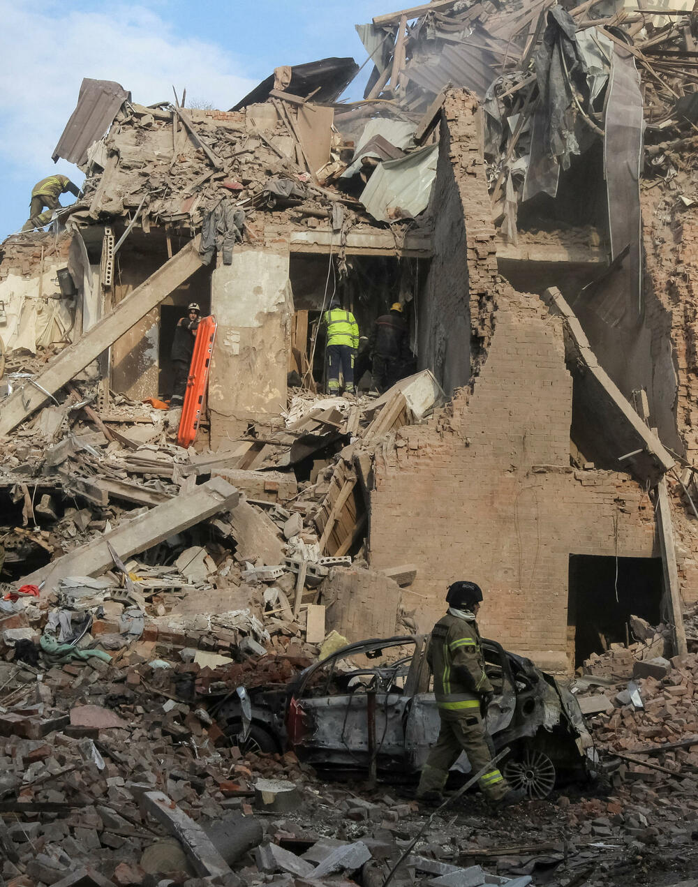 <p>Dva tijela izvučena su iz zgrade pogođene ruskim udarom u Dnjepru, rekao je regionalni guverner Oleksandr Hanža, dodajući da bi još pet osoba moglo biti zarobljeno u ruševinama</p>