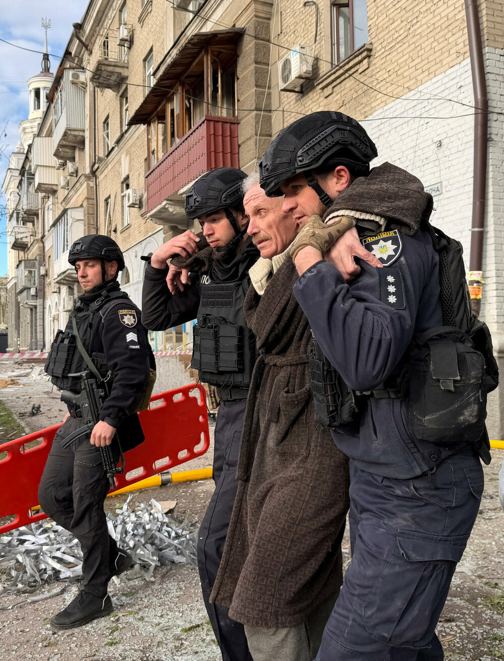 <p>Dva tijela izvučena su iz zgrade pogođene ruskim udarom u Dnjepru, rekao je regionalni guverner Oleksandr Hanža, dodajući da bi još pet osoba moglo biti zarobljeno u ruševinama</p>