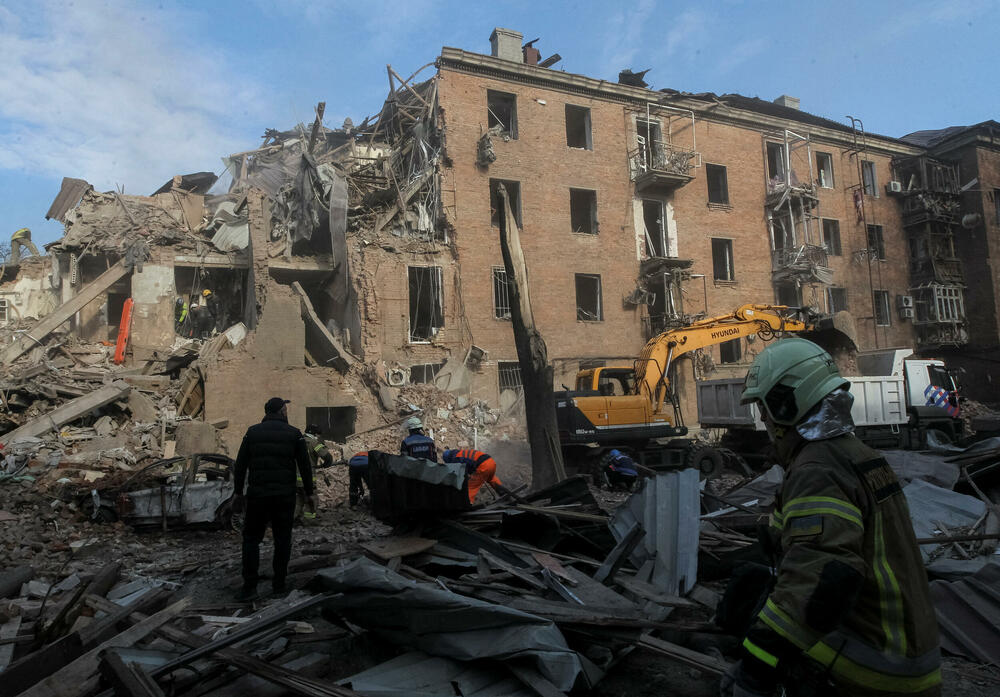 <p>Dva tijela izvučena su iz zgrade pogođene ruskim udarom u Dnjepru, rekao je regionalni guverner Oleksandr Hanža, dodajući da bi još pet osoba moglo biti zarobljeno u ruševinama</p>