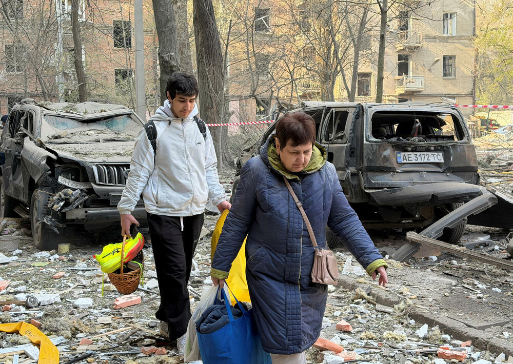 <p>Dva tijela izvučena su iz zgrade pogođene ruskim udarom u Dnjepru, rekao je regionalni guverner Oleksandr Hanža, dodajući da bi još pet osoba moglo biti zarobljeno u ruševinama</p>