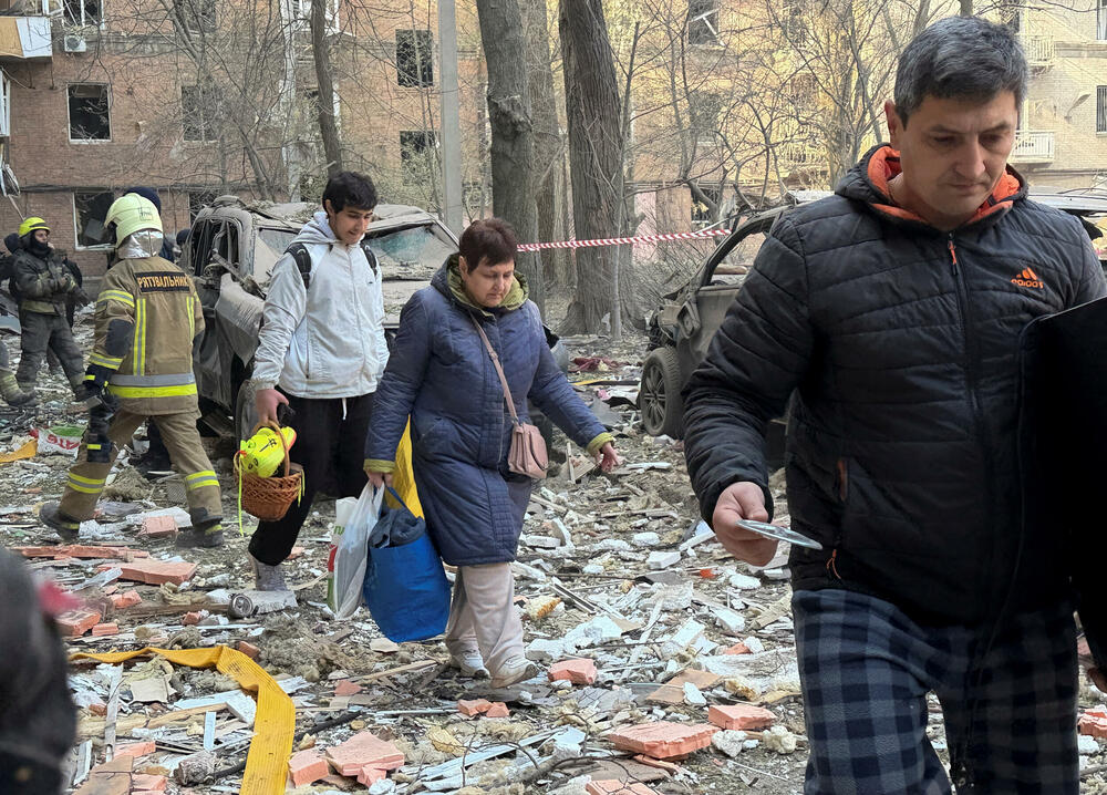 <p>Dva tijela izvučena su iz zgrade pogođene ruskim udarom u Dnjepru, rekao je regionalni guverner Oleksandr Hanža, dodajući da bi još pet osoba moglo biti zarobljeno u ruševinama</p>