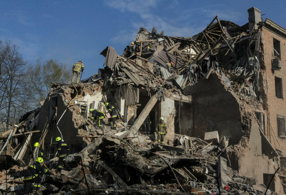 <p>Dva tijela izvučena su iz zgrade pogođene ruskim udarom u Dnjepru, rekao je regionalni guverner Oleksandr Hanža, dodajući da bi još pet osoba moglo biti zarobljeno u ruševinama</p>