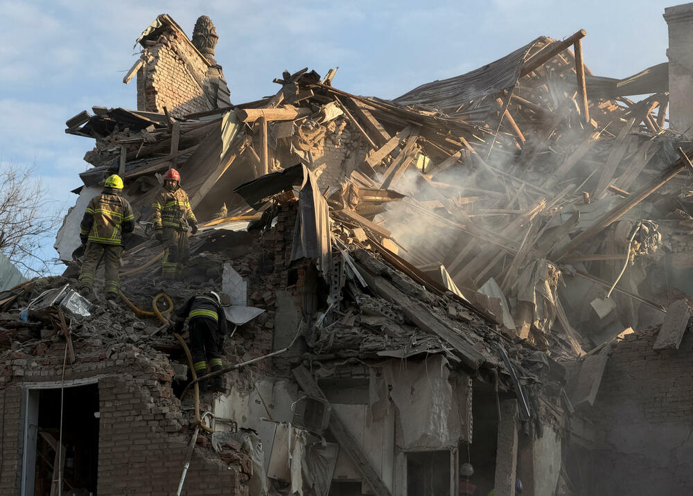 <p>Dva tijela izvučena su iz zgrade pogođene ruskim udarom u Dnjepru, rekao je regionalni guverner Oleksandr Hanža, dodajući da bi još pet osoba moglo biti zarobljeno u ruševinama</p>