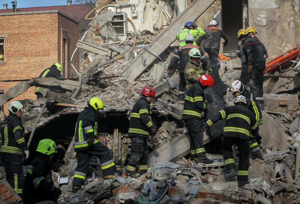 <p>Dva tijela izvučena su iz zgrade pogođene ruskim udarom u Dnjepru, rekao je regionalni guverner Oleksandr Hanža, dodajući da bi još pet osoba moglo biti zarobljeno u ruševinama</p>