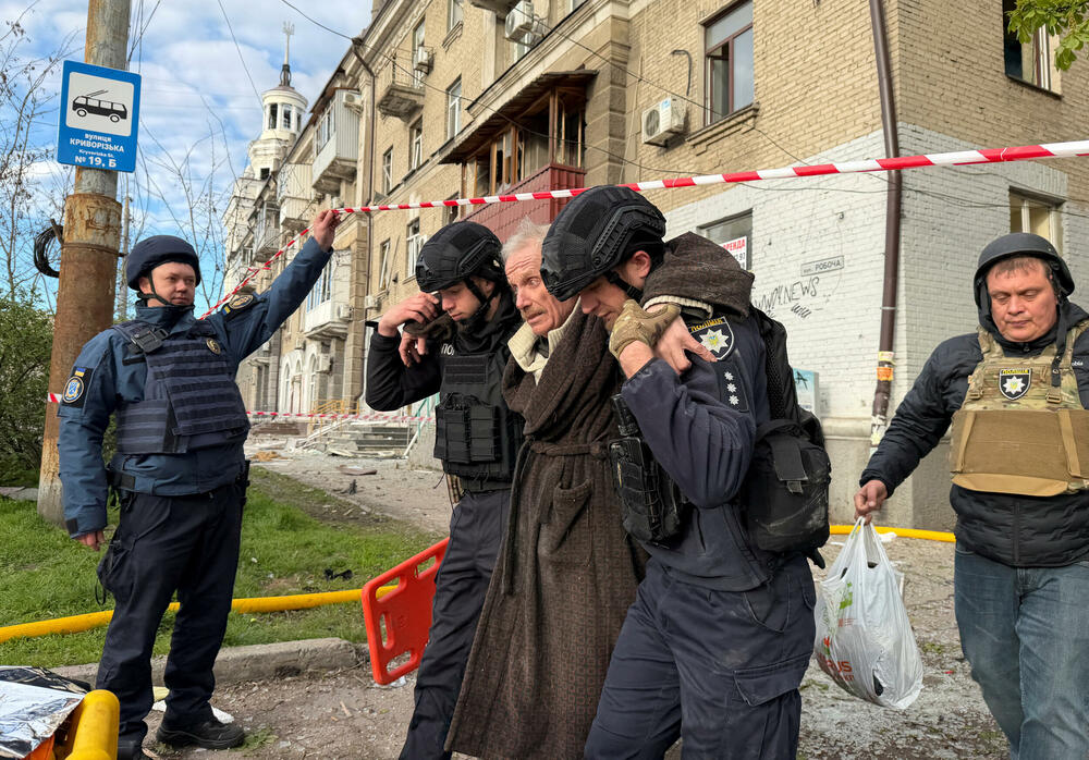 <p>Dva tijela izvučena su iz zgrade pogođene ruskim udarom u Dnjepru, rekao je regionalni guverner Oleksandr Hanža, dodajući da bi još pet osoba moglo biti zarobljeno u ruševinama</p>