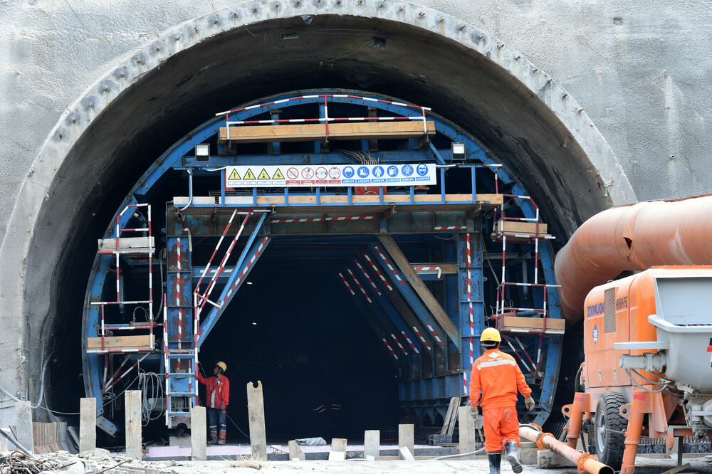 Milionske olakšice nisu bile tržišne i narušile konkurenciju: Sa gradilišta prve dionice, Foto: Boris Pejović