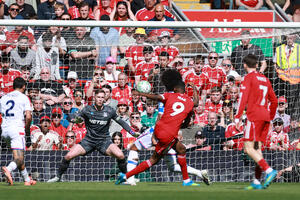 Liverpul ispred Aston Vile, Sparsi i dalje u zoni ispadanja uprkos...