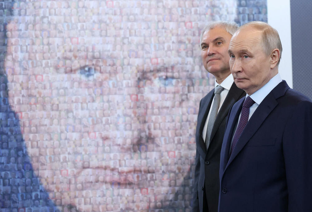 Putin i predsjednik Dume Vjačeslav Volodin na izložbi o Vladimiru Žirinovskom u Moskvi 24. aprila