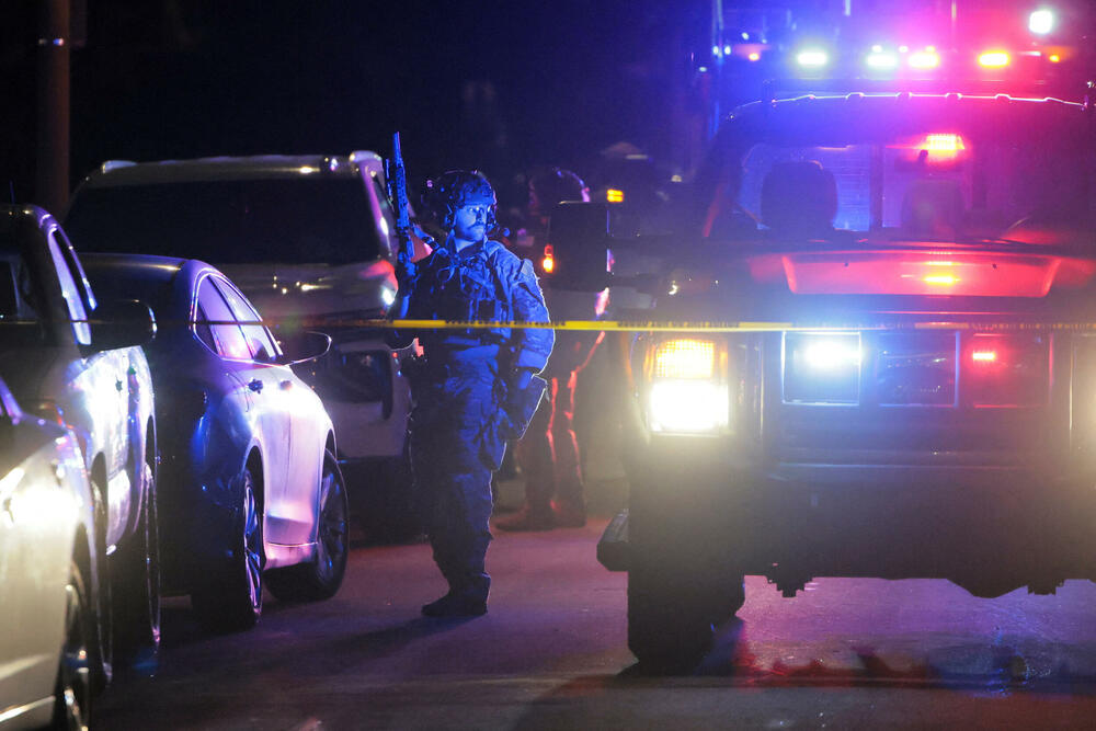 Pripadnik Federalnog istražnog biroa (FBI) na terenu nakon incidenta