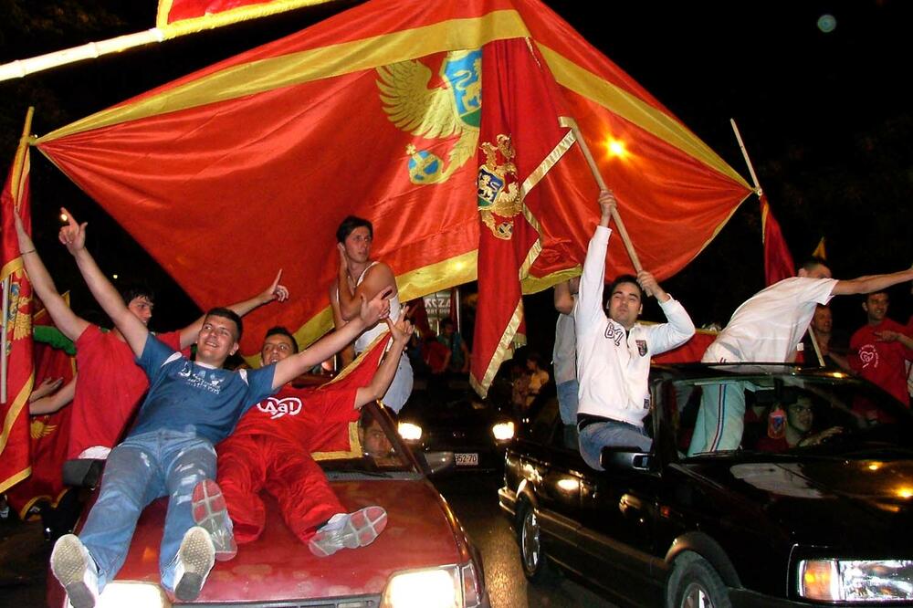 Slavlje na podgoričkim ulicama nakon referenduma 2006. godine, Foto: Savo Prelevic