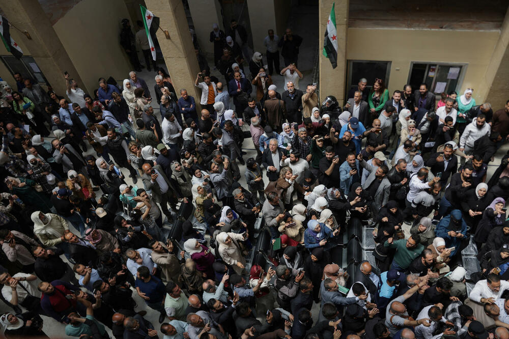 Ljudi su se okupili ispred Palate pravde na dan početka suđenja Nadžibu, Foto: Reuters