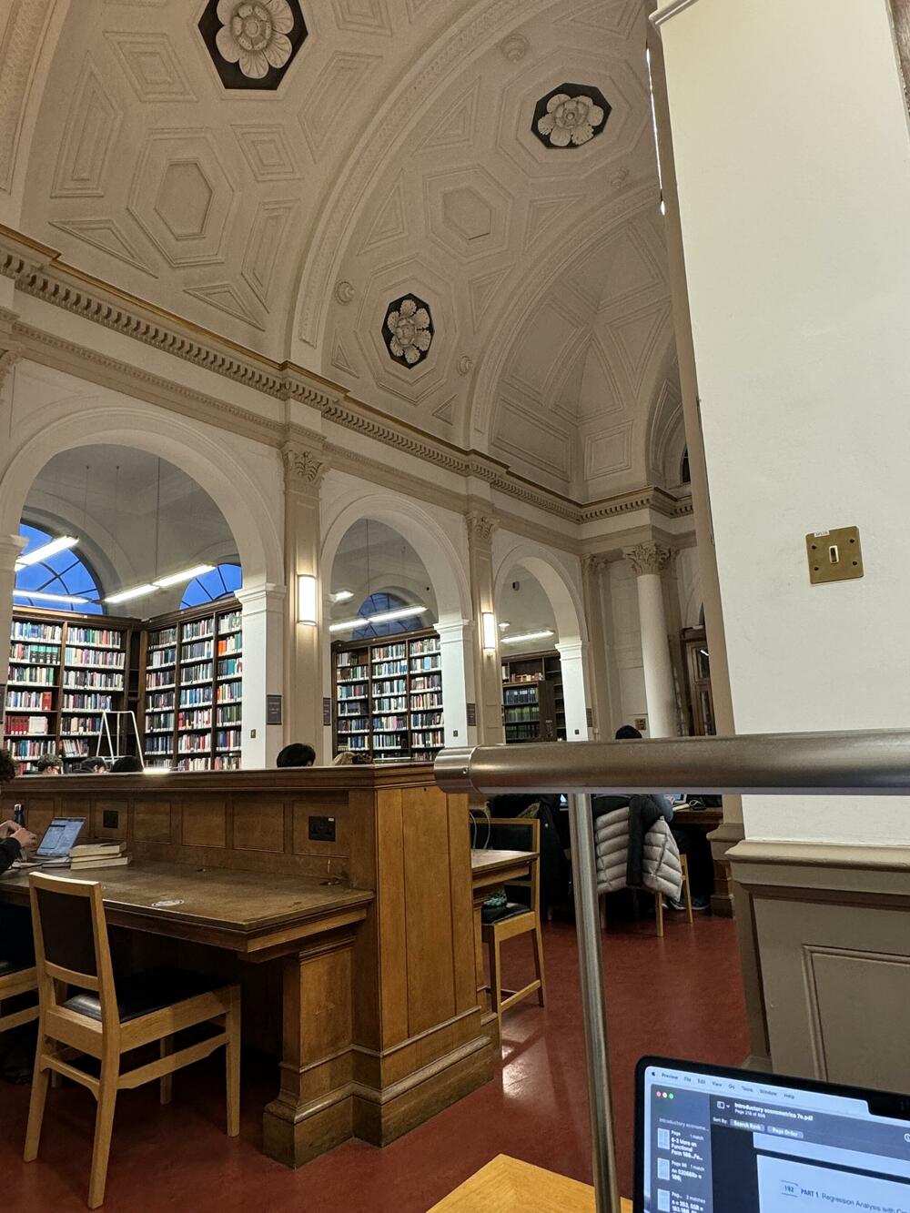 Nakon predavanja Elena najčešće odlazi  u glavnu_biblioteku “Main Library”