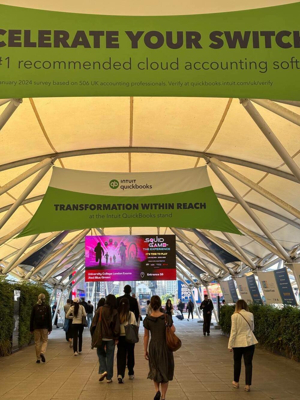 Na ulazu u ispitnu salu znak koji na šaljiv način poredi ispitni period sa serijom 'Squid Game'