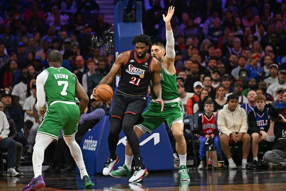 Vučević u duelu sa Embidom, Foto: Reuters