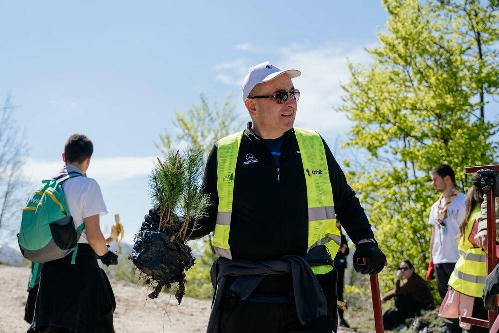<p>Na planini Vojnik kompanija One nastavila je realizaciju svog cilja da do kraja svoje jubilarne godine, u ime svojih 30 godina- zasadi 30 hiljada stabala. Zajedno sa Savezom izviđača Crne Gore i &ldquo;Borankom&rdquo;, prvi crnogorski telko operator na ovaj način potvrđuje opredijeljenost da inicijativa &ldquo;1 drvo je važno&rdquo; postane najveće korporativno pošumljavanje u zemlji.</p>
