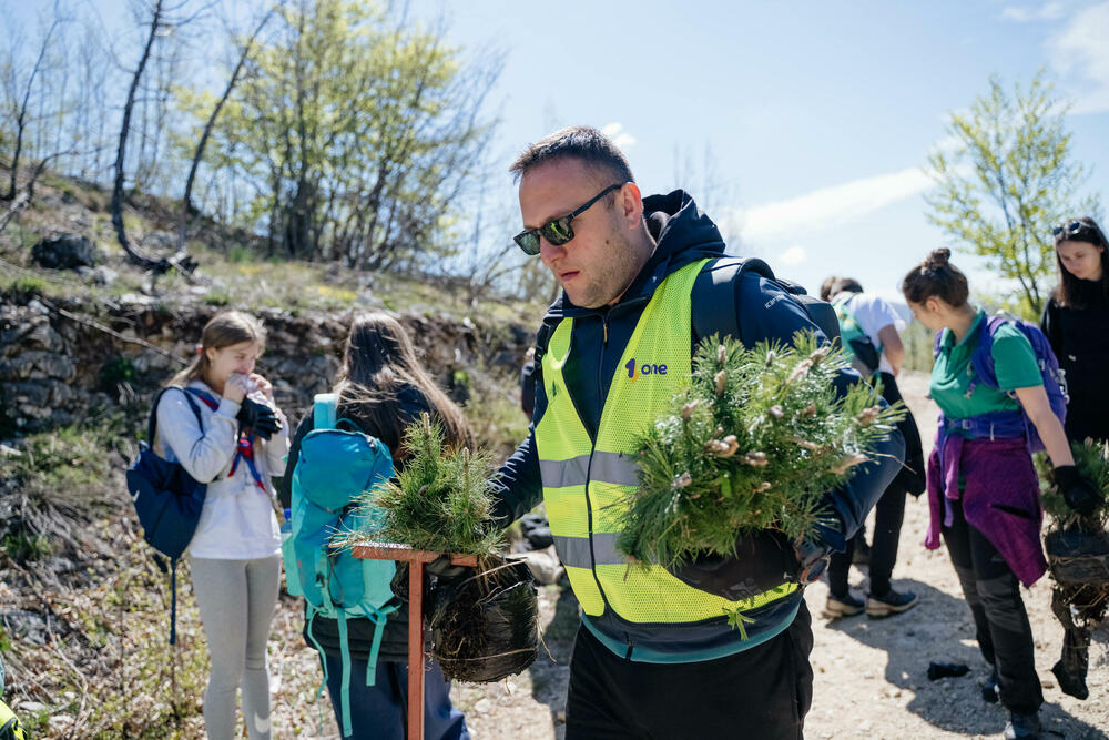 <p>Na planini Vojnik kompanija One nastavila je realizaciju svog cilja da do kraja svoje jubilarne godine, u ime svojih 30 godina- zasadi 30 hiljada stabala. Zajedno sa Savezom izviđača Crne Gore i &ldquo;Borankom&rdquo;, prvi crnogorski telko operator na ovaj način potvrđuje opredijeljenost da inicijativa &ldquo;1 drvo je važno&rdquo; postane najveće korporativno pošumljavanje u zemlji.</p>