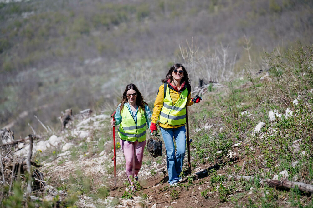 <p>Na planini Vojnik kompanija One nastavila je realizaciju svog cilja da do kraja svoje jubilarne godine, u ime svojih 30 godina- zasadi 30 hiljada stabala. Zajedno sa Savezom izviđača Crne Gore i &ldquo;Borankom&rdquo;, prvi crnogorski telko operator na ovaj način potvrđuje opredijeljenost da inicijativa &ldquo;1 drvo je važno&rdquo; postane najveće korporativno pošumljavanje u zemlji.</p>