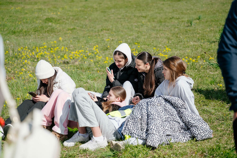 <p>Na planini Vojnik kompanija One nastavila je realizaciju svog cilja da do kraja svoje jubilarne godine, u ime svojih 30 godina- zasadi 30 hiljada stabala. Zajedno sa Savezom izviđača Crne Gore i &ldquo;Borankom&rdquo;, prvi crnogorski telko operator na ovaj način potvrđuje opredijeljenost da inicijativa &ldquo;1 drvo je važno&rdquo; postane najveće korporativno pošumljavanje u zemlji.</p>