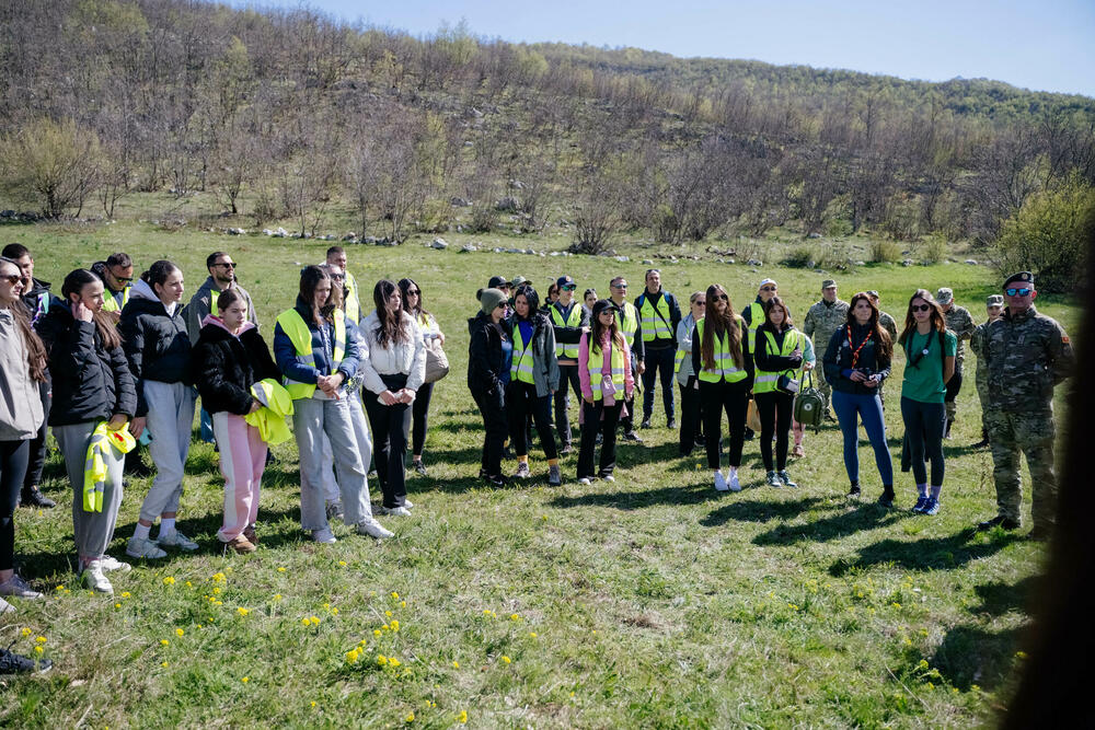 <p>Na planini Vojnik kompanija One nastavila je realizaciju svog cilja da do kraja svoje jubilarne godine, u ime svojih 30 godina- zasadi 30 hiljada stabala. Zajedno sa Savezom izviđača Crne Gore i &ldquo;Borankom&rdquo;, prvi crnogorski telko operator na ovaj način potvrđuje opredijeljenost da inicijativa &ldquo;1 drvo je važno&rdquo; postane najveće korporativno pošumljavanje u zemlji.</p>